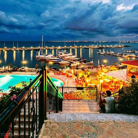 Harmony 18 Private 211 *